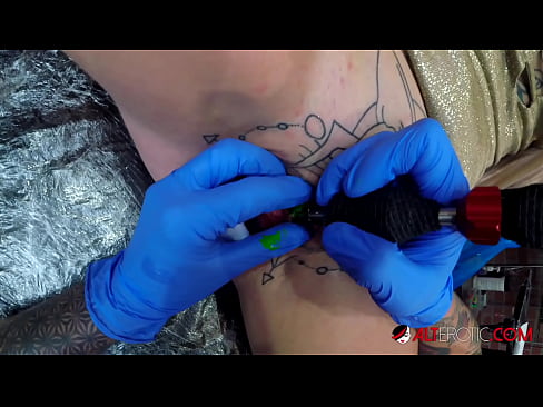 ❤️ La bomba Sully Savage, molt tatuada, es va tatuar al clítoris ❤️❌ Vídeo sexual a nosaltres ca.fashiontee.top ❤